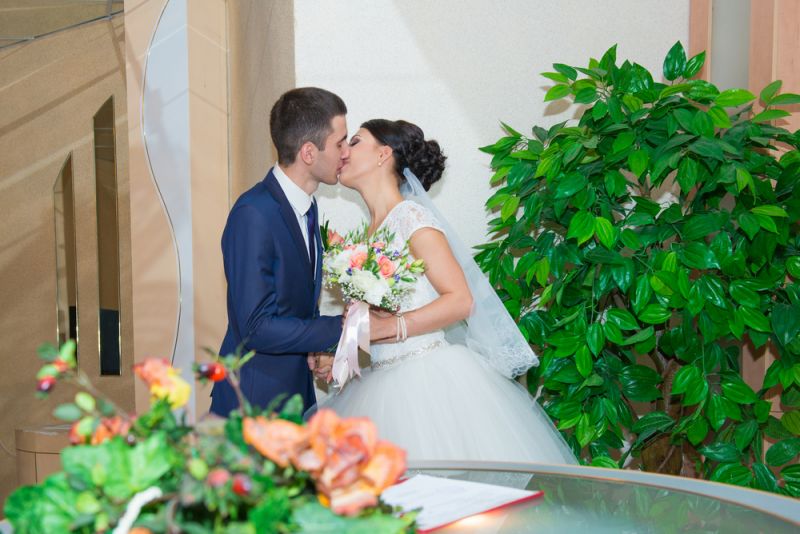 "Bitter" kiss of newlyweds as a necessary part of Russian wedding